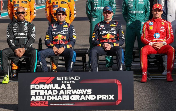 (de i. a d.) El inglés Lewis Hamilton -que disputó su última carrera con Mercedes, equipo con el que ganó seis de sus siete Mundiales de F1-, los dos pilotos de Red Bull: el mexicano Sergio Pérez y el neerlandés Max Verstappen (cuádruple campeón del mundo); y el monegasco Charles Leclerc (Ferrari), en Abu Dabi. EFE/EPA/ALI HAIDER