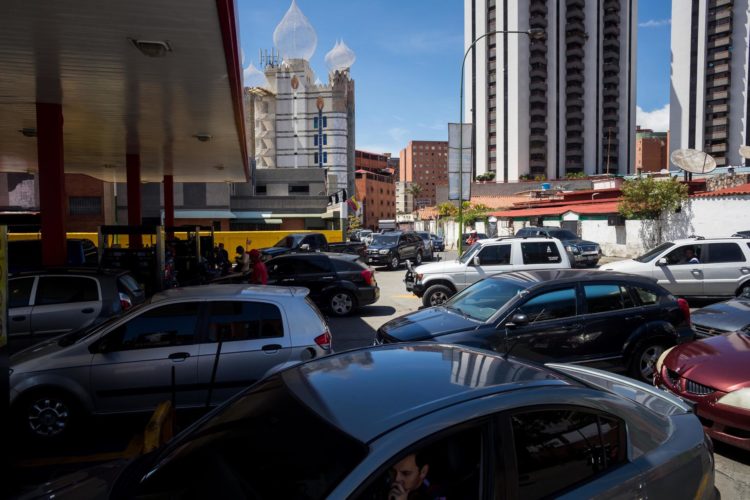 Fotografía de archivo en donde se ven autos que transitan por Caracas (Venezuela). EFE/Miguel Gutiérrez