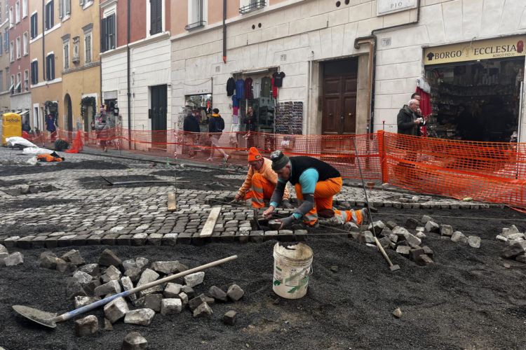 Imagen de archivo de las obras para arreglar el pavimento en los aledaños del Vaticano con motivo del Jubileo del papa Francisco, cuando se prevé la llegada de más de de 30 millones de fieles a Roma. EFE/ Gonzalo Sánchez