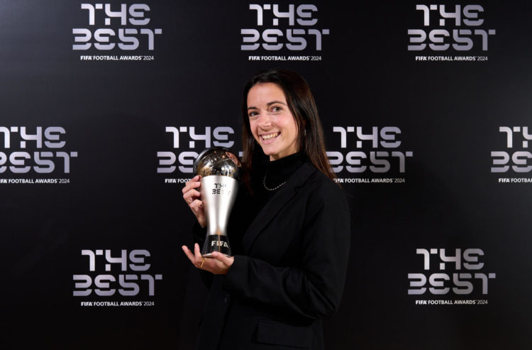 La centrocampista del FC Barcelona Aitana Bonmatí posa con el trofeo . EFE/Photo by Alex Caparros - FIFA/FIFA via Getty Images)