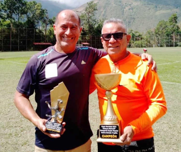 José “el Comisario” Sánchez y Javier Andrade, entre otros, organizadores de la “Recocha de El Corozal (Foto Hablemos de Deporte)