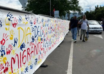 Frontera/ Pancarta con huellas tricolor recuerda al migrante en su Día Internacional