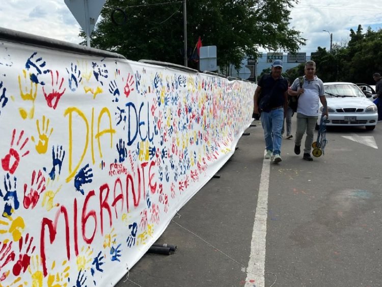 La pancarta de aproximadamente 30 metros tiene huellas de manos con los colores de las banderas de Venezuela y Colombia: amarillo, azul y rojo. Foto: Carlos Eduardo Ramírez