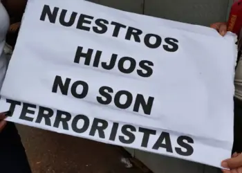 “Mamá, ábreme. Soy yo”: la vuelta a casa de un adolescente detenido en la crisis poselectoral
