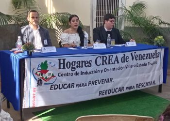 Educación y Prevención: Hogares CREA Aborda las Adicciones en Conversatorio