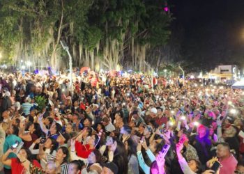 Boconeses disfrutan del encendido de luces de Navidad