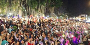 Boconeses disfrutan del encendido de luces de Navidad