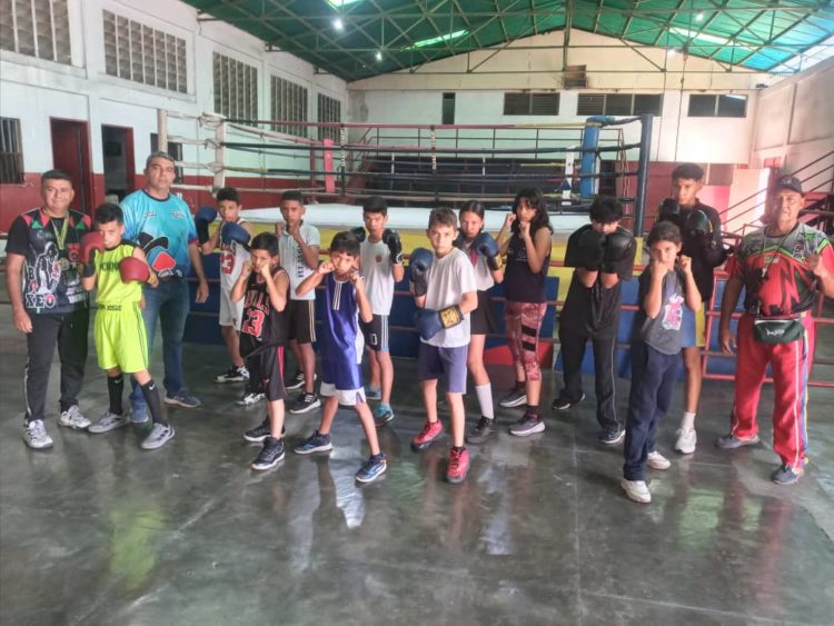 Hugo Guillén junto a los entrenadores y boxeadores que estarán participando en el Campeonato Nacional.