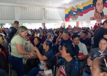 Educadores de San Antonio del Táchira reciben apoyo de alimentos