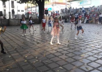 Academia de Danza Jardín de Venezuela brindó show navideño en la Plaza Bolívar