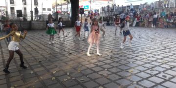 Academia de Danza Jardín de Venezuela brindó show navideño en la Plaza Bolívar