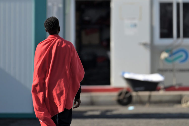 Salvamento Marítimo ha rescatado este martes con su embarcación Salvamar Adhara a 121 personas que viajaban en un cayuco a unas 5 millas de El Hierro y las ha trasladado al muelle de La Restinga, donde han sido atendidos por personal de cruz Roja y el Servicio Canario de Salud. EFE/ Gelmert Finol