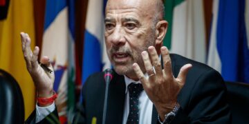 Argentina denuncia a exembajador en Venezuela por mediar en caso de gendarme detenido