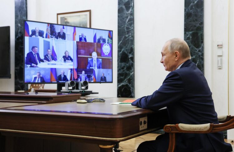 El presidente ruso Vladimir Putin se reúne con el Consejo de Seguridad por video conferencia en Moscú, Rusia, el 28 de diciembre de 2024. EFE/ Alexander Kazakov / Kremlin / Po MANDATORY CREDIT