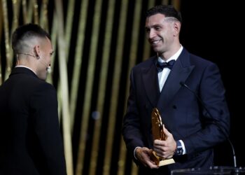 ‘Dibu’ Martínez, Lautaro Martínez y Ángel Di María, el podio de los argentinos en 2024