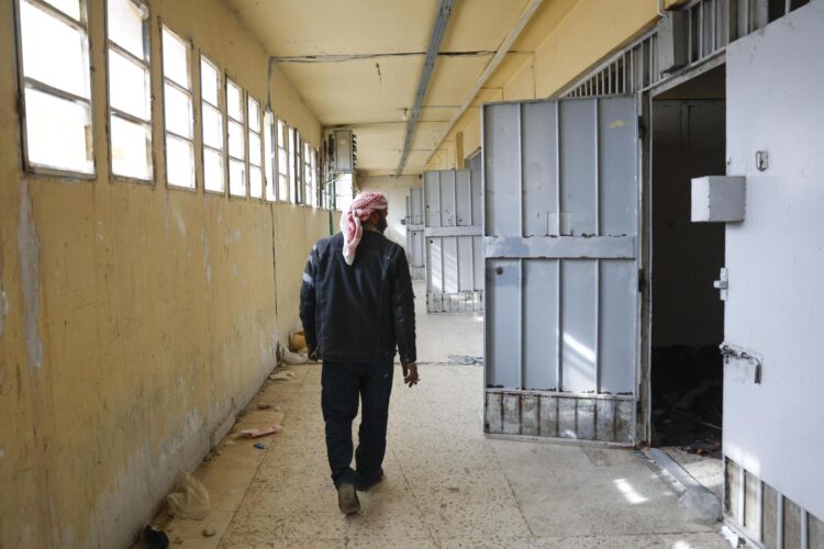 Un hombre visita la prisión siria de Sednaya, apodada por Amnistía Internacional como el "matadero humano", cerca de Damasco, en una imagen del 12 de diciembre de 2024. EFE/EPA/ANTONIO PEDRO SANTOS