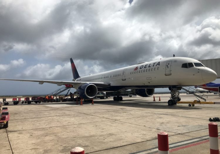 Un avión Airbus 321 de Delta Airlines en el Aeropuerto Internacional Reina Beatrix de Aruba, en 2018 | Foto: Daniel Slim / AFP