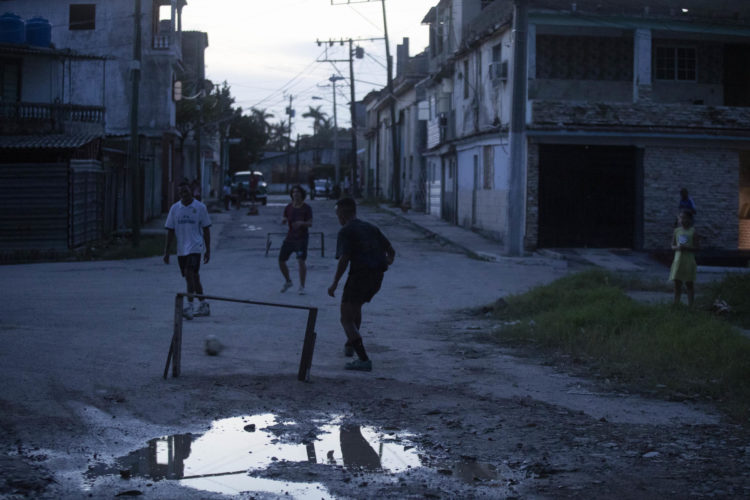 Imagen de archivo de varios jóvenes juegando fútbol durante un apagón en el municipio Cerro, en La Habana (Cuba). EFE/ Yander Zamora