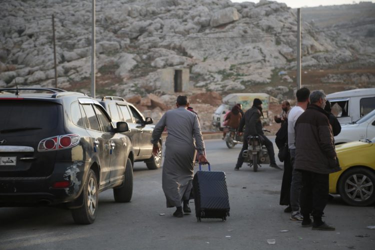 Imagen del 11 de diciembre de 2024 de sirios que regresan a su país por la frontera con Turquía. EFE/EPA/BILAL AL HAMMOUD