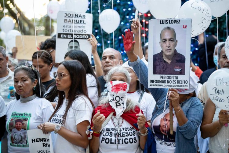 Familiares de presos políticos de Venezuela, exigen libertad para sus familiares durante una vigilia este domingo, en Caracas (Venezuela). EFE/ Ronald Peña