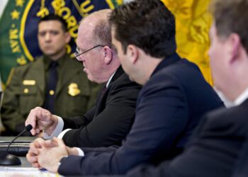 El ‘zar de la frontera’ de Trump anuncia que restituirá la detención de familias migrantes
