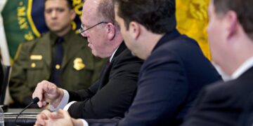 El ‘zar de la frontera’ de Trump anuncia que restituirá la detención de familias migrantes