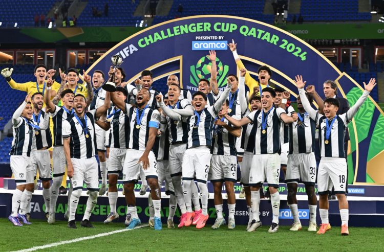 Los jugadores del Pachuca celebran la consecución de la "FIFA Challenger Cup" tras el partido que han jugado CF Pachuca y Al Ahly FC, en la semfinal de la FIFA Intercontinental Cup 2024 en Doha, Qatar. EFE/EPA/NOUSHAD THEKKAYIL