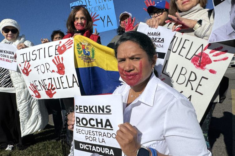 Fotografía cedida por El Comercio de Colorado de manifestantes sosteniendo carteles durante una protesta convocada por la líder opositora María Corina Machado para pedir por la libertado de los que consideran "presos políticos", este pasado domingo, en Colorado (Estados Unidos). EFE/ Jesús Sánchez Meleán