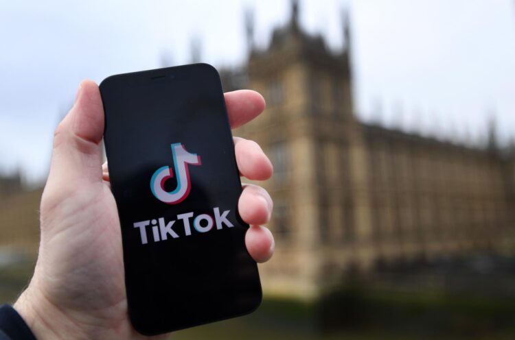 Foto de archivo del logotipo de TikTok en un teléfono celular. EFE/EPA/Andy Rain