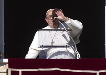 El papa aconseja a las familias comer juntos y hablar y no estar con el teléfono móvil