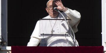 El papa aconseja a las familias comer juntos y hablar y no estar con el teléfono móvil