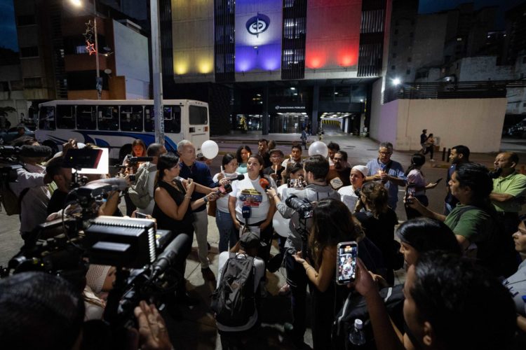 Familiares de "presos políticos" hablan con la prensa durante una vigilia este lunes en Caracas (Venezuela). EFE/ Ronald Peña