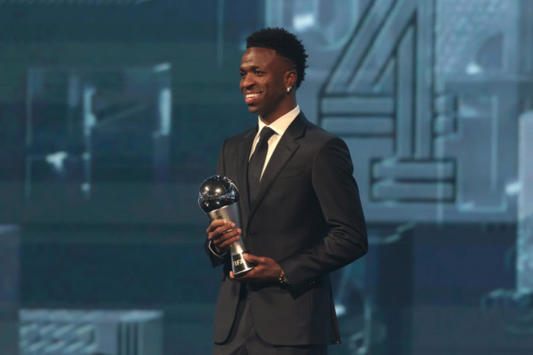 Vinicius Jr posa con el trofeo en Doga, Catar. EFE(Photo by Mohamed Farag - FIFA/FIFA via Getty Images)