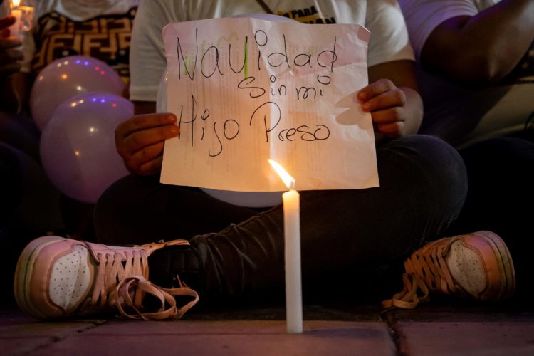 Fotografía de una mujer que sostiene un cartel durante una vigilia frente a la sede del Ministerio Público (Fiscalía) en Caracas (Venezuela) para pedir la liberación de los "presos políticos". EFE/ Ronald Peña