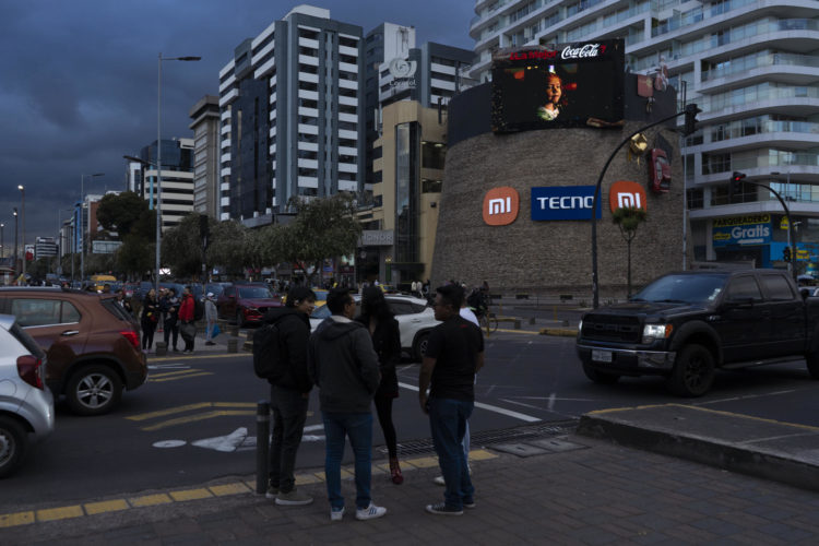 Personas caminan en una calle este viernes, en Quito (Ecuador). EFE/Gianna Benalcázar