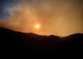 El incendio de Malibú se propaga sin control impulsado por los fuertes vientos