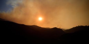 El incendio de Malibú se propaga sin control impulsado por los fuertes vientos