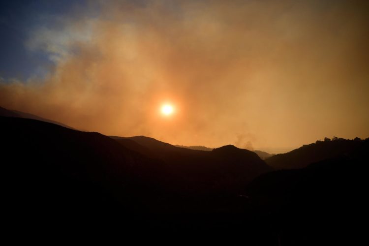 El humo cubre el sol mientras un incendio forestal, apodado 'Incendio Franklin' por las autoridades, arde en los cañones arriba de Malibú, California, EE. UU. EFE/EPA/Allison Dinner