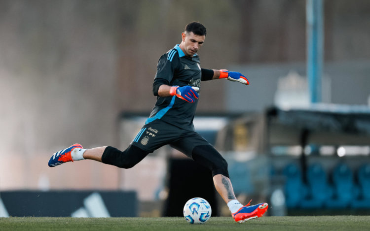 Fotografía de archivo, tomada el pasado 3 de septiembre, en la que se registró al guardameta titular de la selección argentina de fútbol, Emiliano Martínez, durante un entrenamiento de la Albiceleste, en Buenos Aires (Argentina). EFE/Juan Ignacio Roncoroni