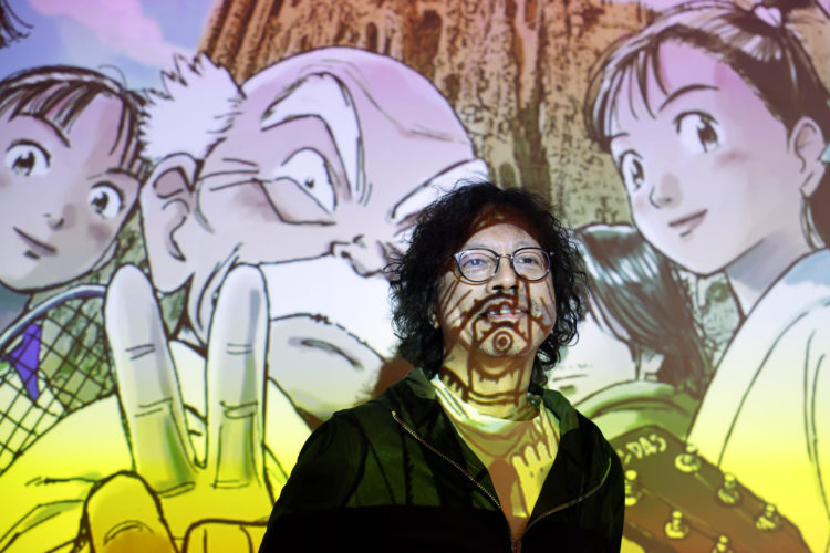 El 'mangaka' Naoki Urasawa, invitado de honor y autor del cartel del 30 Manga Barcelona, durante la reuda de prensa wue ha ofrecido este jueves en la que ha explicado que "muchos japoneses comenzaron a situar Barcelona en el mapa con 'Yawara!'", un manga que sigue la historia de una 'judoka' hasta participar en los Juegos Olímpicos de 1992. EFE/Alberto Estévez