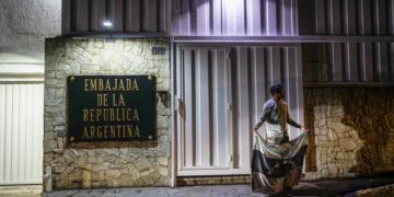 Opositores asilados en la Embajada de Argentina reciben premio por su lucha democrática