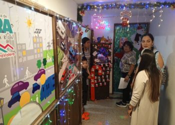 Concurso de puertas decoradas con motivos navideños en la Alcaldía de Valera