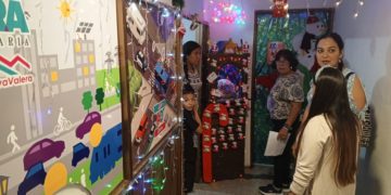 Concurso de puertas decoradas con motivos navideños en la Alcaldía de Valera