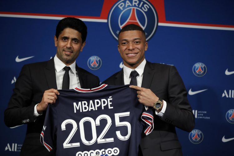 Foto de archivo del 22 de mayo de 2022, de la presentación del acuerdo de renovación entre Kylian Mbappé (d) y el presidente del París Saint-Germain, Nasser Al-Khelaifi (i). EFE/EPA/Christophe Petit Tesson