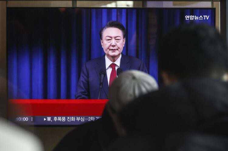 Una pantalla de televisión muestra una transmisión en vivo del presidente de Corea del Sur, Yoon Suk Yeol, dirigiéndose a la nación. EFE/JEON HEON-KYUN