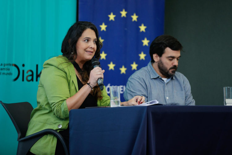 La directora académica del informe de Derechos Humanos, Clemen Bareiro (i) habla junto a el secretario ejecutivo de Codehupy, Dante Leguizamón, durante el lanzamiento del Informe Anual sobre la Situación de los Derechos Humanos en Paraguay este martes, en Asunción (Paraguay). EFE/ Juan Pablo Pino