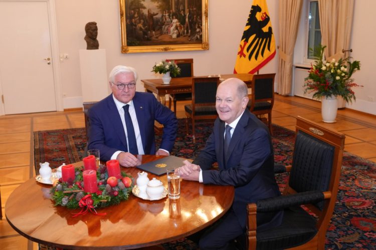 El presidente alemán Frank-Walter Steinmeier (I) se reúne con el canciller alemán Olaf Scholz (D) en el Palacio de Bellevue en Berlín, Alemania, 16 de diciembre de 2024. El canciller alemán Olaf Scholz perdió una votación de confianza en el Bundestag alemán, allanando el camino para nuevas elecciones. (Elections, Germany) EFE/EPA/JENS KRICK / POOL