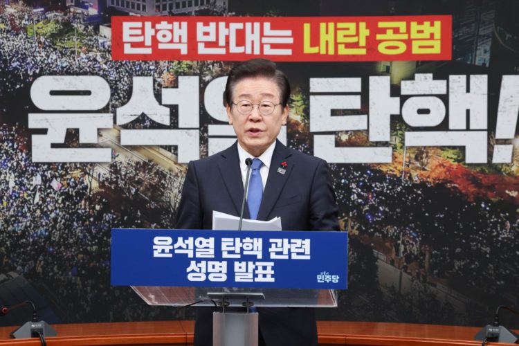 El líder del principal partido opositor surcoreano, el Partido Demócrata, Lee Jae-myung, pronuncia una declaración pidiendo apoyo a un proyecto de ley para destituir al presidente Yoon Suk Yeol por su imposición de la ley marcial, en la Asamblea Nacional en Seúl, el 13 de diciembre de 2024. EFE/EPA/YONHAP SOUTH KOREA OUT