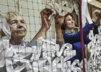 Velas y redes de camuflaje ayudan a los soldados ucranianos a afrontar el frío y la nieve