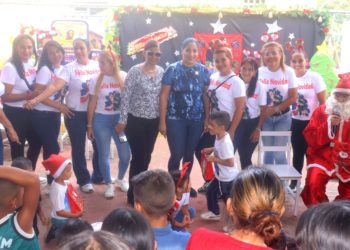 Alcaldesa Angie Quintana celebra con Hallacazos la Navidad en comunidades valeranas